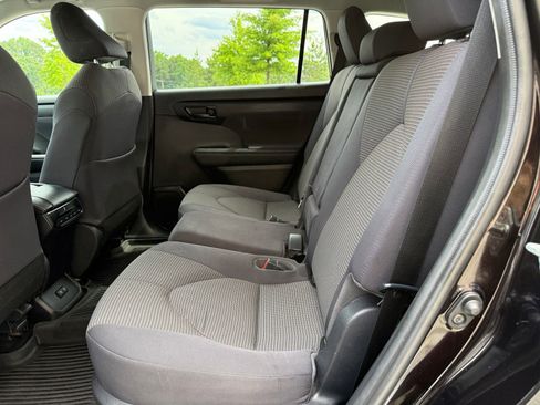 Used 2020 Toyota Highlander LE AWD/4WD image 37