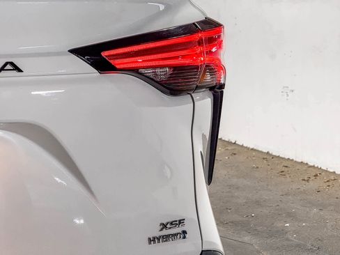 Certified 2023 Toyota Sienna XSE w/ XSE Plus Package FWD image 11