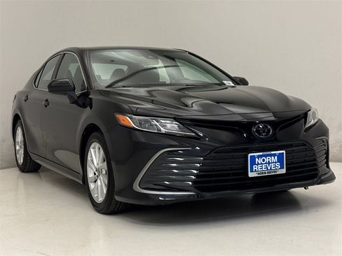 Used 2023 Toyota Camry LE image 3