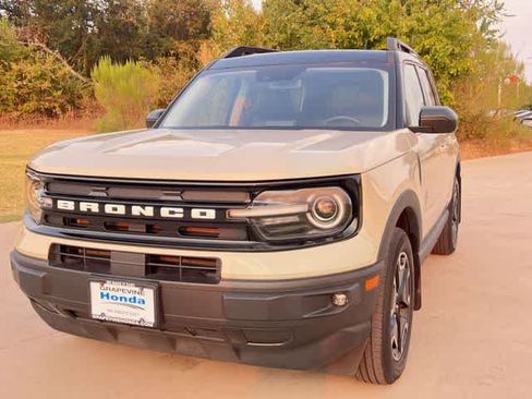 Used 2024 Ford Bronco Sport Outer Banks w/ Tech Package AWD/4WD image 2