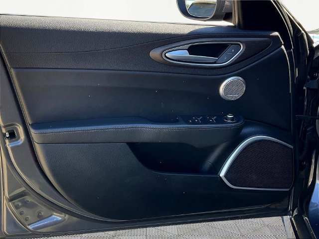 Used 2019 Alfa Romeo Giulia Ti AWD/4WD image 21
