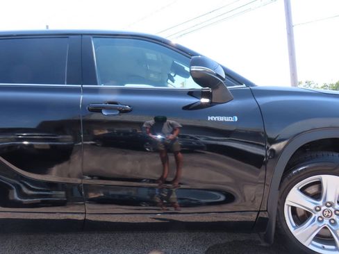 Used 2020 Toyota Highlander LE AWD/4WD image 21