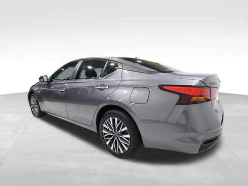 Used 2025 Nissan Altima 2.5 SV AWD/4WD image 2