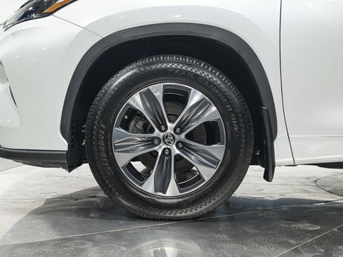 Used 2023 Toyota Highlander XLE AWD/4WD image 3