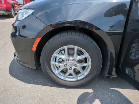 Used 2023 Chrysler Pacifica Touring-L FWD image 38