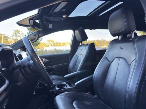 Used 2020 Chrysler Pacifica Touring-L image 15