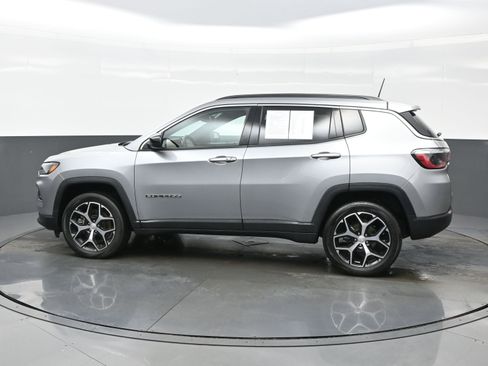 Used 2024 Jeep Compass Latitude image 3