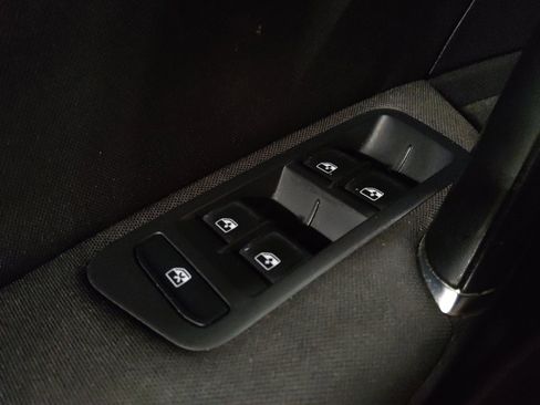 Used 2019 Volkswagen Golf S image 27