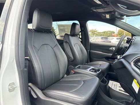 New 2026 Chrysler Pacifica Select image 27