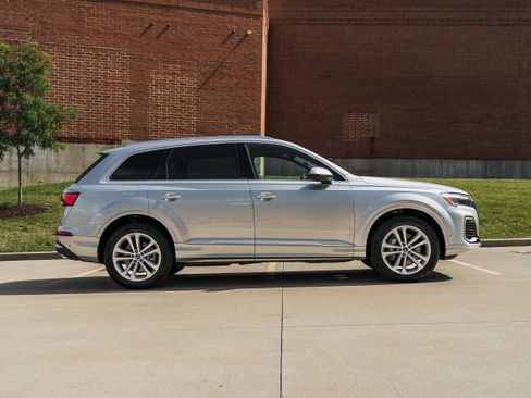 Certified 2025 Audi Q7 3.0T Premium Plus AWD/4WD image 3