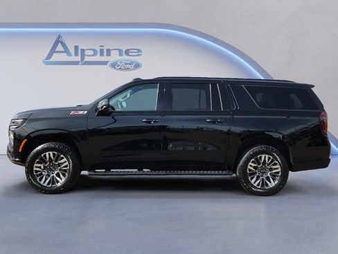 Used 2025 Chevrolet Suburban Z71 image 2