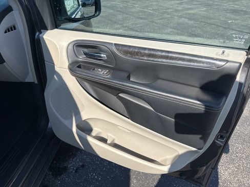 Used 2016 Chrysler Town & Country Touring-L w/ Driver Convenience Group image 36