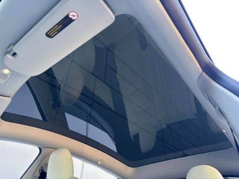 Used 2021 Tesla Model Y Long Range image 12