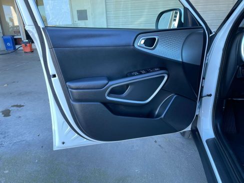 Used 2025 Kia Soul LX w/ LX Technology Package image 18