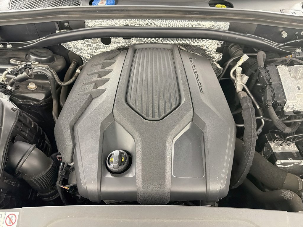Certified 2023 Porsche Macan AWD/4WD image 32