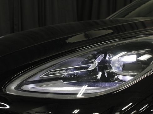 Used 2025 Porsche Macan image 15