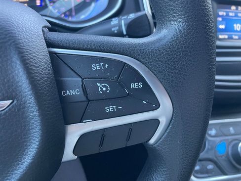 Used 2016 Chrysler 200 Limited image 39