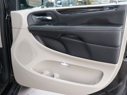 Used 2020 Dodge Grand Caravan SXT w/ Driver Convenience Group FWD image 9