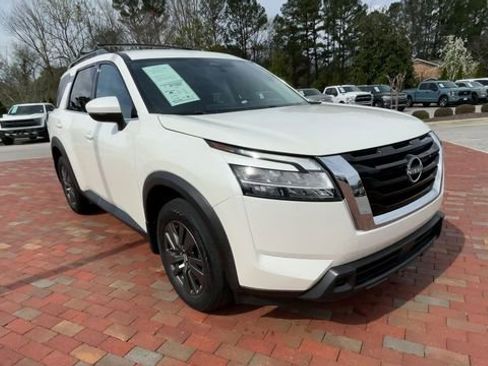 Used 2022 Nissan Pathfinder SV image 3