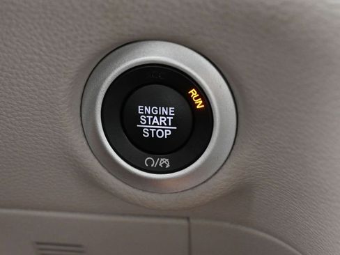 Used 2024 Chrysler Pacifica Select image 33