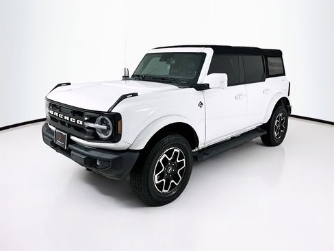 Used 2022 Ford Bronco Outer Banks image 3