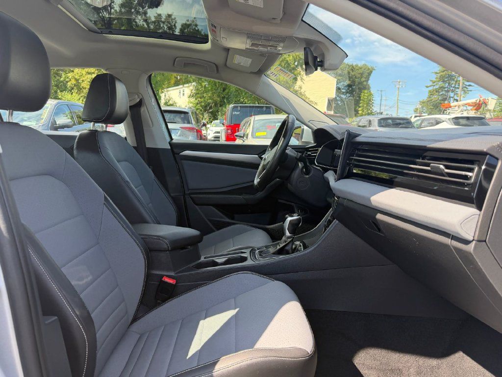 Used 2025 Volkswagen Jetta SE FWD image 17
