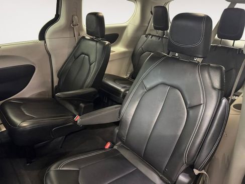 Used 2024 Chrysler Pacifica Touring-L FWD image 21