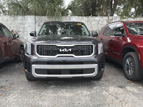 Used 2025 Kia Telluride LX FWD image 2