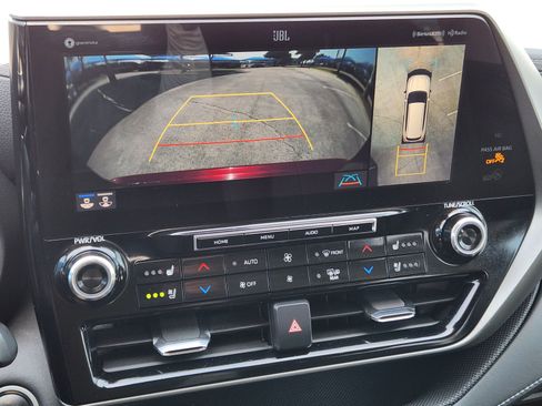 Used 2021 Toyota Highlander Limited FWD image 8