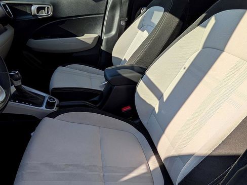 Used 2022 Hyundai Venue SEL image 14