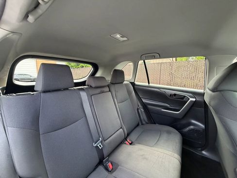 Used 2019 Toyota RAV4 LE FWD image 21