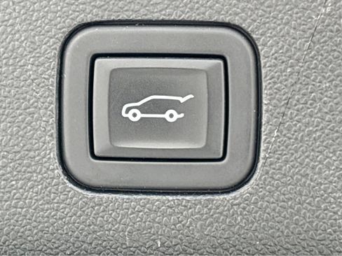 Used 2023 Chevrolet Suburban Premier image 18