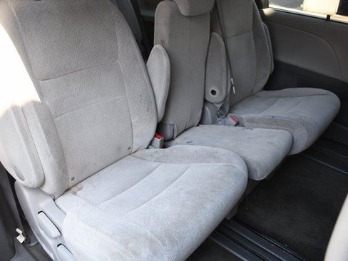 Used 2015 Toyota Sienna LE FWD image 28
