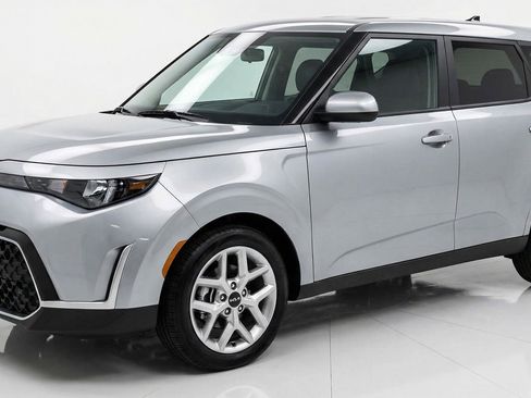 Used 2025 Kia Soul LX w/ LX Technology Package image 3
