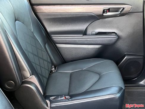 Used 2023 Toyota Highlander Platinum FWD image 14