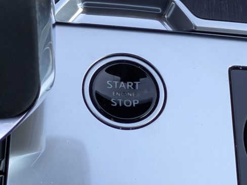 Used 2023 Land Rover Range Rover SE image 18