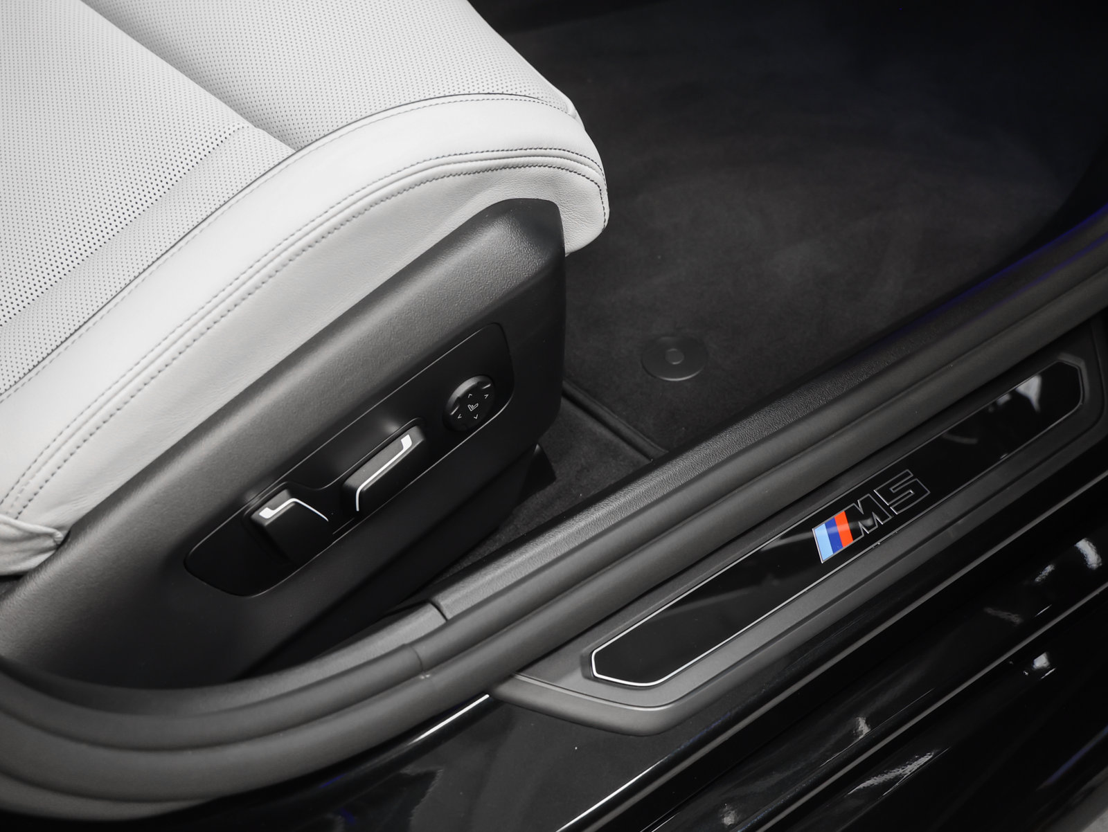 Used 2026 BMW M5 w/ Carbon Package AWD/4WD image 23