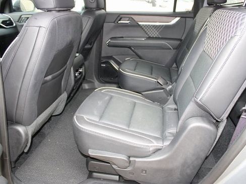 Used 2025 GMC Acadia Denali image 5