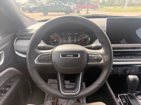 Used 2023 Jeep Compass Latitude AWD/4WD image 15