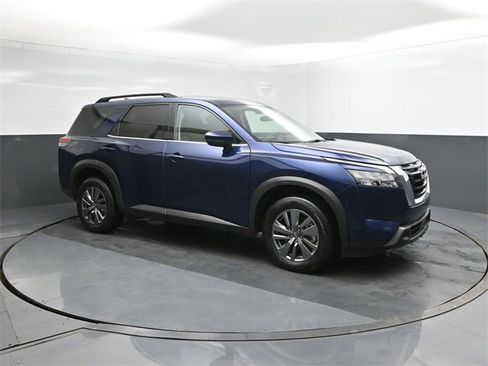 Used 2025 Nissan Pathfinder SV image 6