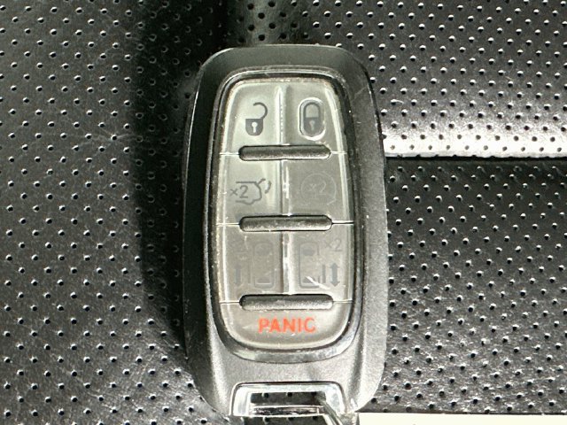 Used 2025 Chrysler Pacifica Limited FWD image 18