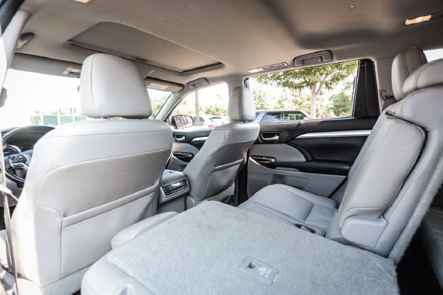 Used 2017 Toyota Highlander XLE AWD/4WD image 54