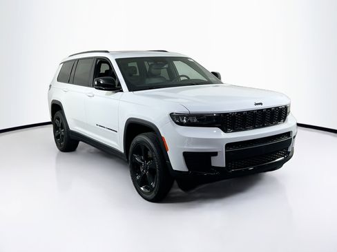 Used 2023 Jeep Grand Cherokee L Laredo image 3