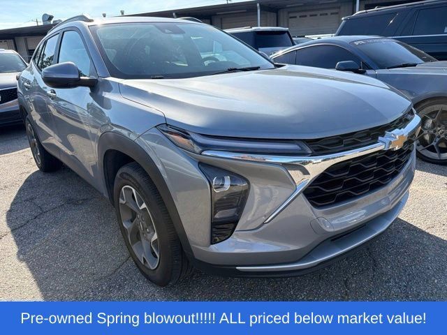 Used 2024 Chevrolet Trax LT w/ Sunroof Package FWD image 8
