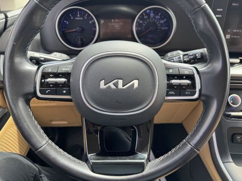 Used 2023 Kia Carnival LX FWD image 17