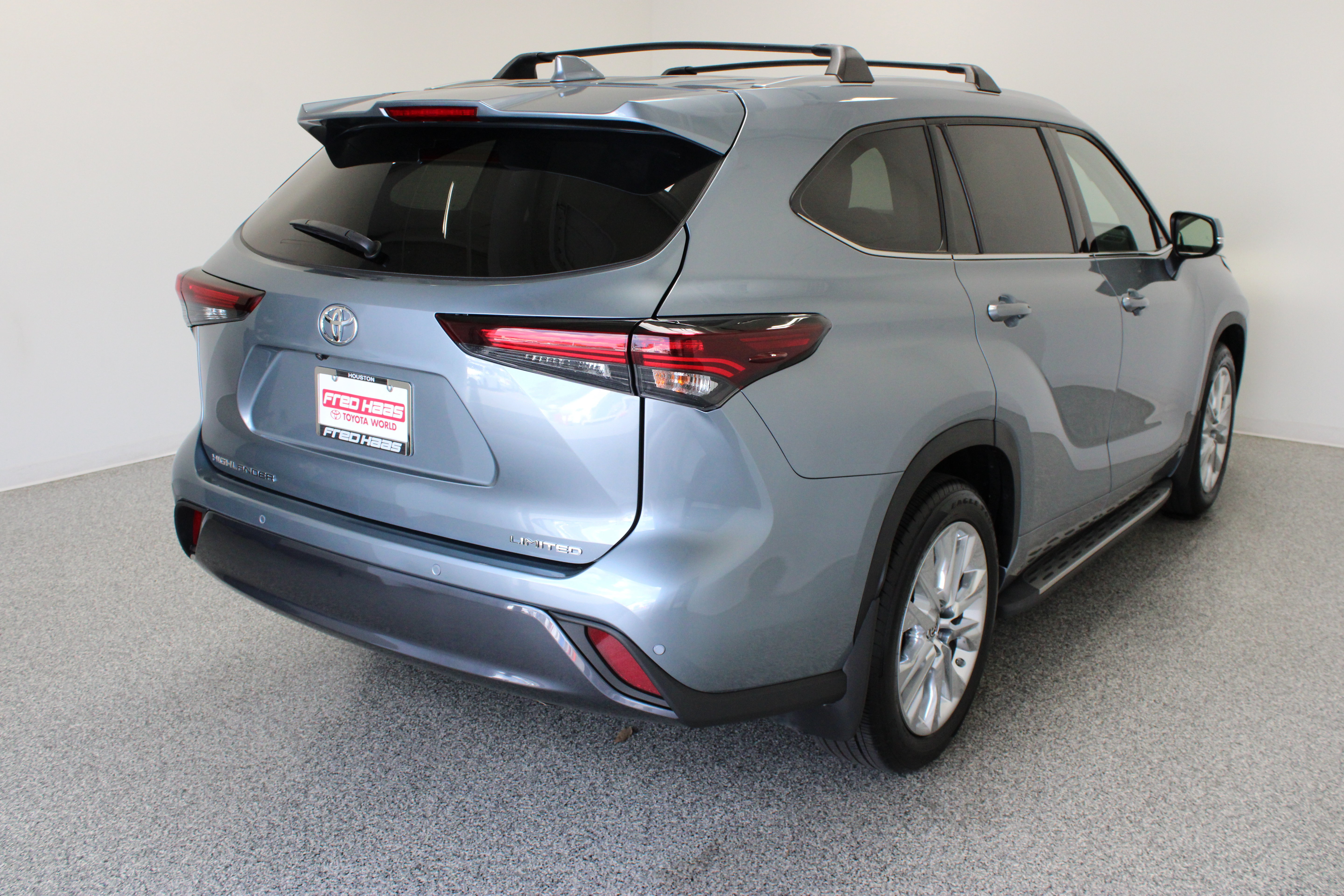 Used 2024 Toyota Highlander Limited FWD image 7