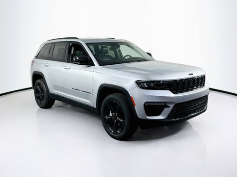 Used 2023 Jeep Grand Cherokee Limited w/ Black Appearance Package AWD/4WD image 3