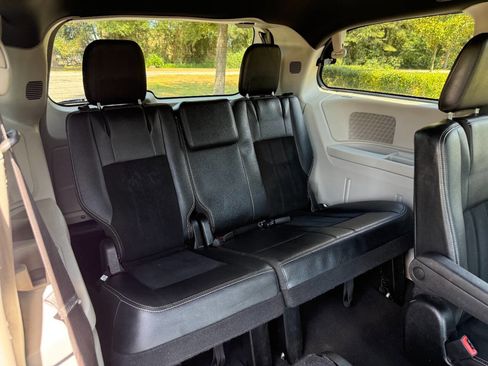 Used 2018 Dodge Grand Caravan SXT image 40