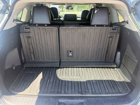 Used 2022 Toyota Highlander XLE AWD/4WD image 12