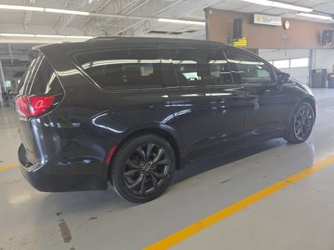 Used 2019 Chrysler Pacifica Limited w/ S Appearance Package FWD image 3